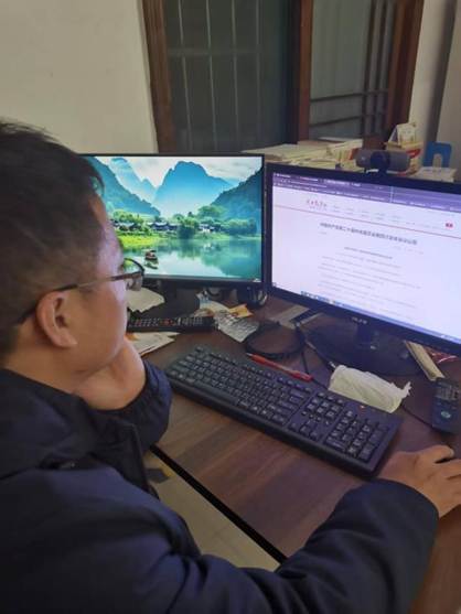 序号9_杨秋叶_观看会议及新闻报道照片_2